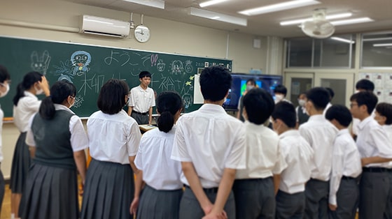 写真：生徒たちが柳生さんを囲んでお礼を伝えています
