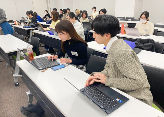 写真：左から金城 妃那子さん、日野 祐介さん