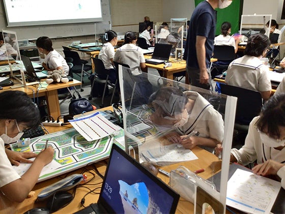 生徒達は夏期講習の2日間、プログラミング的思考を学びました。