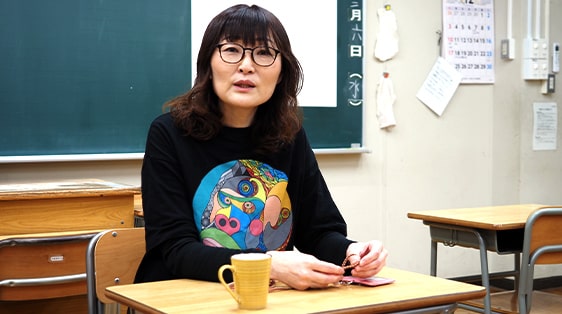 写真：教室でインタビューに答える佐藤 仁美先生